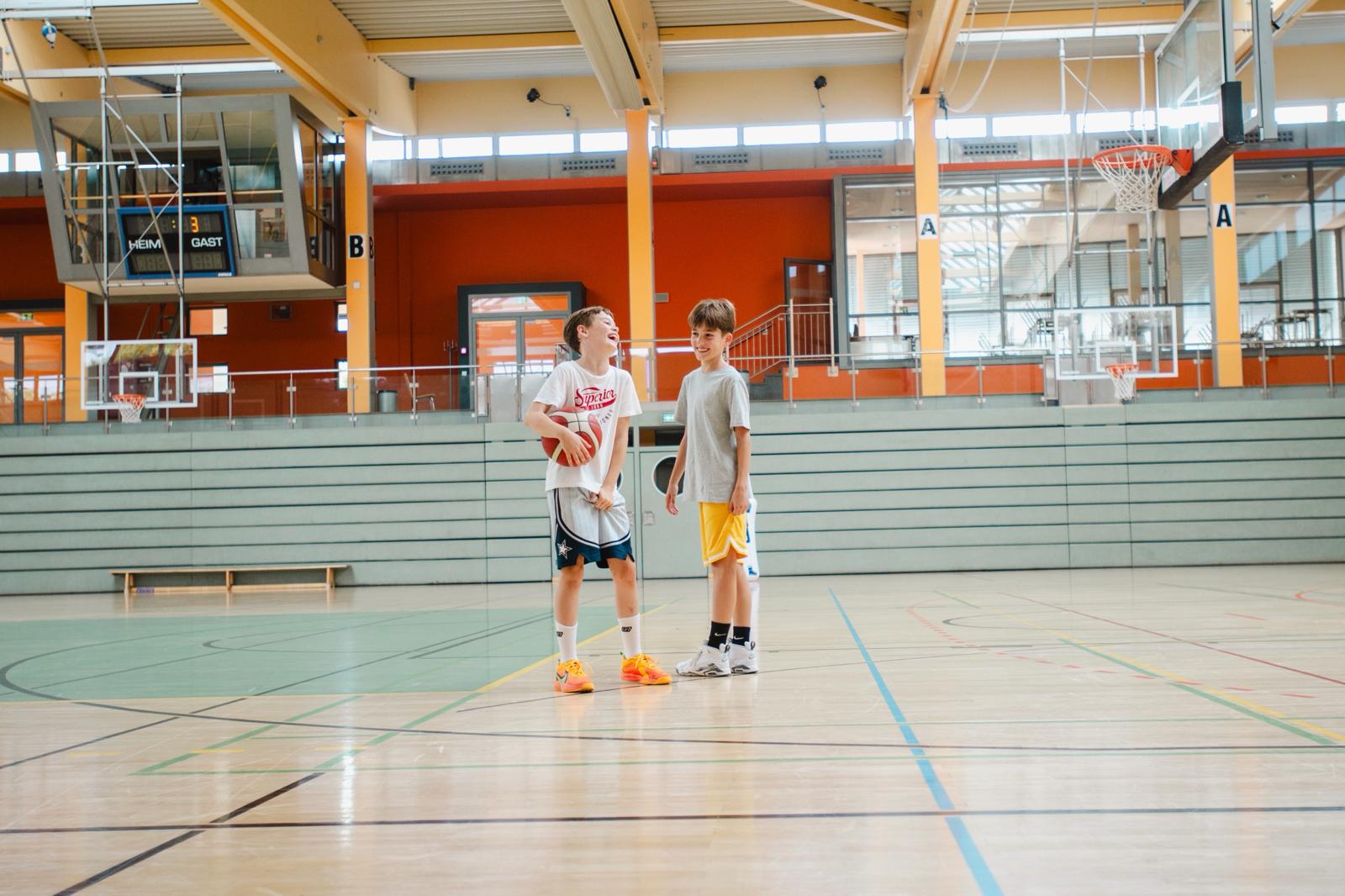 Spieler trainieren Verteidigungsübungen