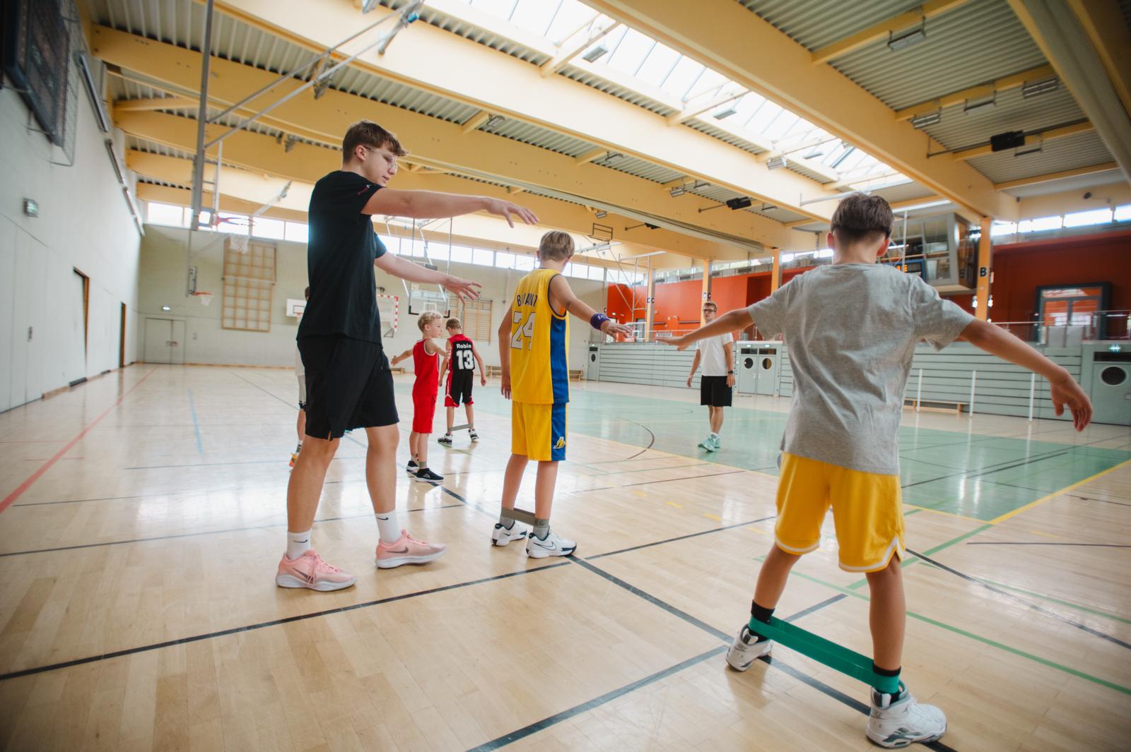 Basketballspiel in einer Sporthalle